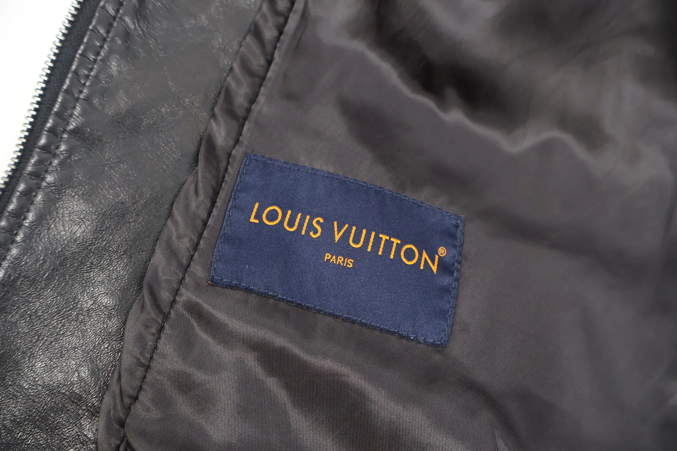 🅿️860 1v Distressed leather jacket with oblique buttons. Original purchase and development for 52,500. The surface fabric is two-layer cowhide combined with a ginger base. It is original after coloring. Custom-woven plaid lining (different from the version on the market). Logo stamp on the back collar. Customized middle leather label. Customized No. 4 zipper puller. Placket zipper. The finished garment is purely artificially distressed and color-polished. It is very labor-consuming. Customized accessories. When Louis Vuitton's centuries-old craftsmanship meets avant-garde design, this leather jacket becomes a subversive work in the luxury fashion world. The distressed leather is engraved with the traces of time, but the deconstructed tailoring with slanted lapels bursts out rebellious tension; the classic Monogram is hidden in the texture, and the metal accessories are like modern stars that cut through the retro atmosphere. It is LV's bold reconstruction of traditional luxury products - injecting the uninhibited soul of the street into the Paris Fashion Week show genes, making every texture tell the avant-garde attitude of "classics can also be exceptional". Size:S-M-L